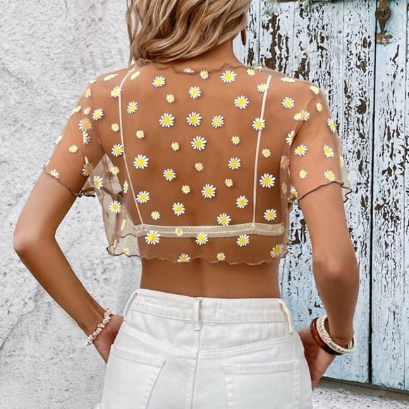 NWT! Daisy print crop mesh top - Picture 2 of 5